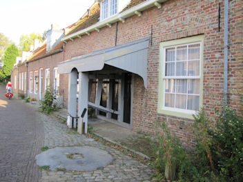 Smidse met hoefstal aan de straatzijde